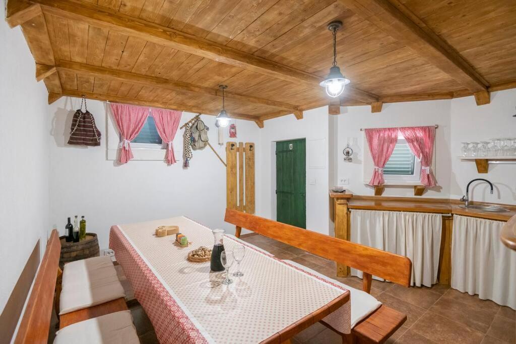Three-Bedroom Villa With Private Pool Lovreć Exteriér fotografie